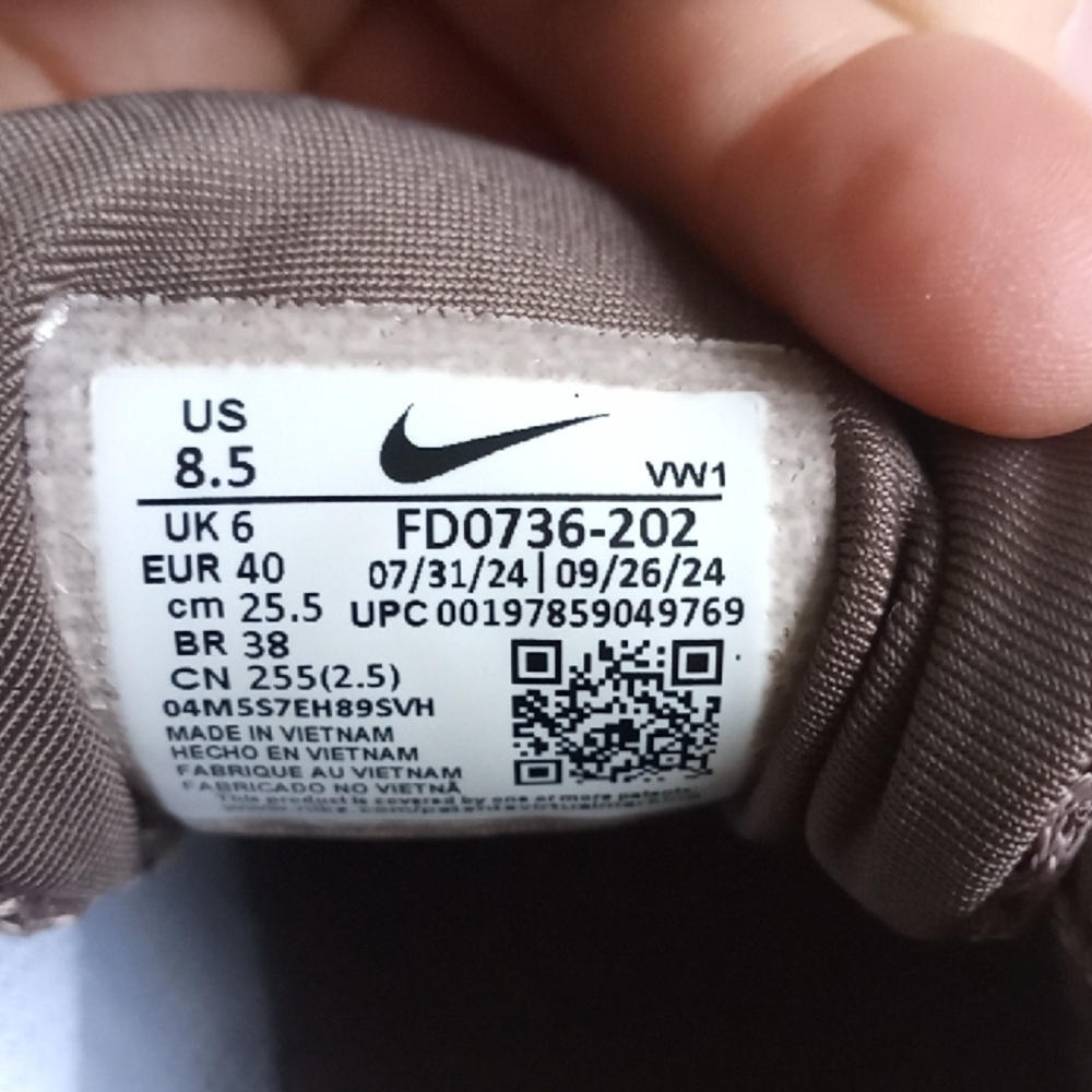 Nike Metallic and White Running Shoes Women's Size 8.5 - Picture 8 of 9